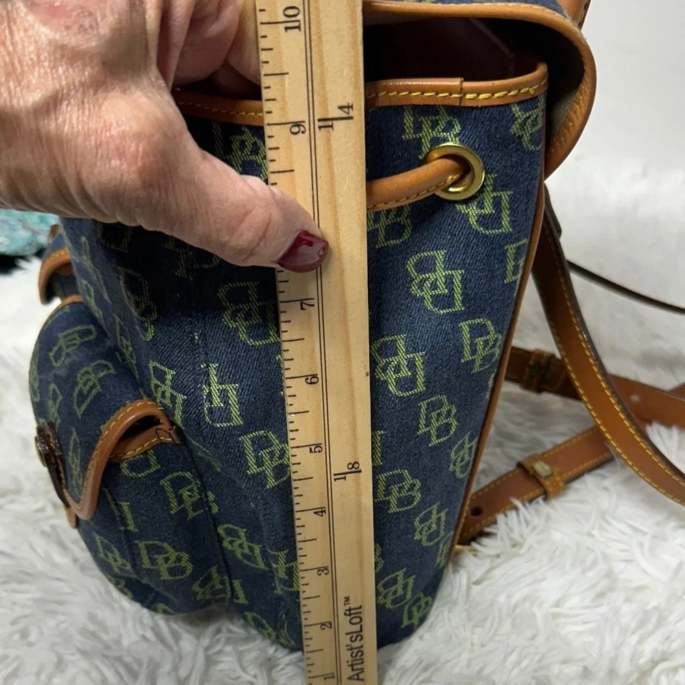 Dooney & Bourke Vintage Navy and Tan Signature Backpack Excellent Condition - Picture 6 of 16